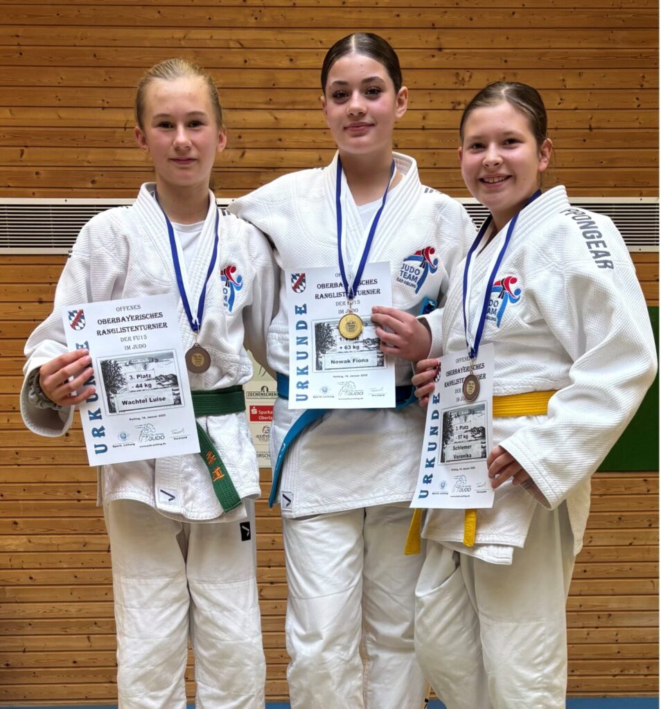 Fiona Nowak, Mitte, auf Platz 1 in Peiting, Luise Wachtel,links und Veronika Schlemer mit Bronze