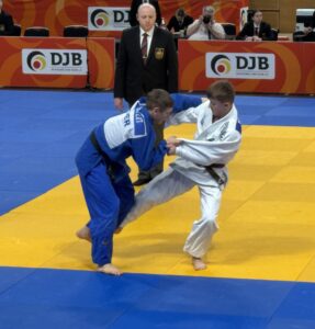 Maxim Weisser, rechts, mit einem Fußwurf-Angriff