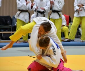 Elisabeth Gambos siegt mit einem tiefen Schulterwurf