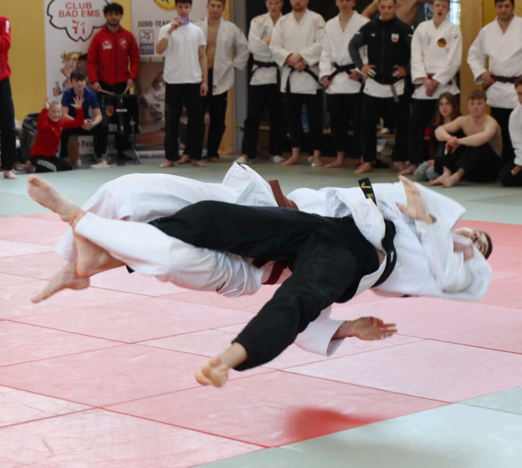 Hendrik Eichner, in weiß, mit einer spektakulären Aushebetechnik
