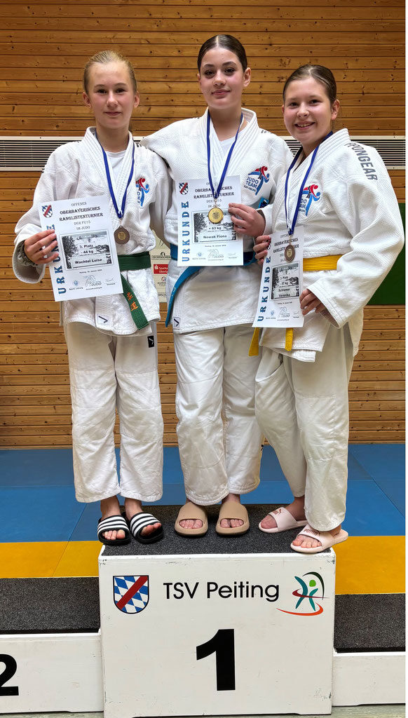 Fiona Nowak, Mitte, auf Platz 1 in Peiting, Luise Wachtel,links und Veronika Schlemer mit Bronze