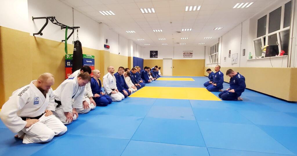 Das Abknien vor Beginn des Trainings