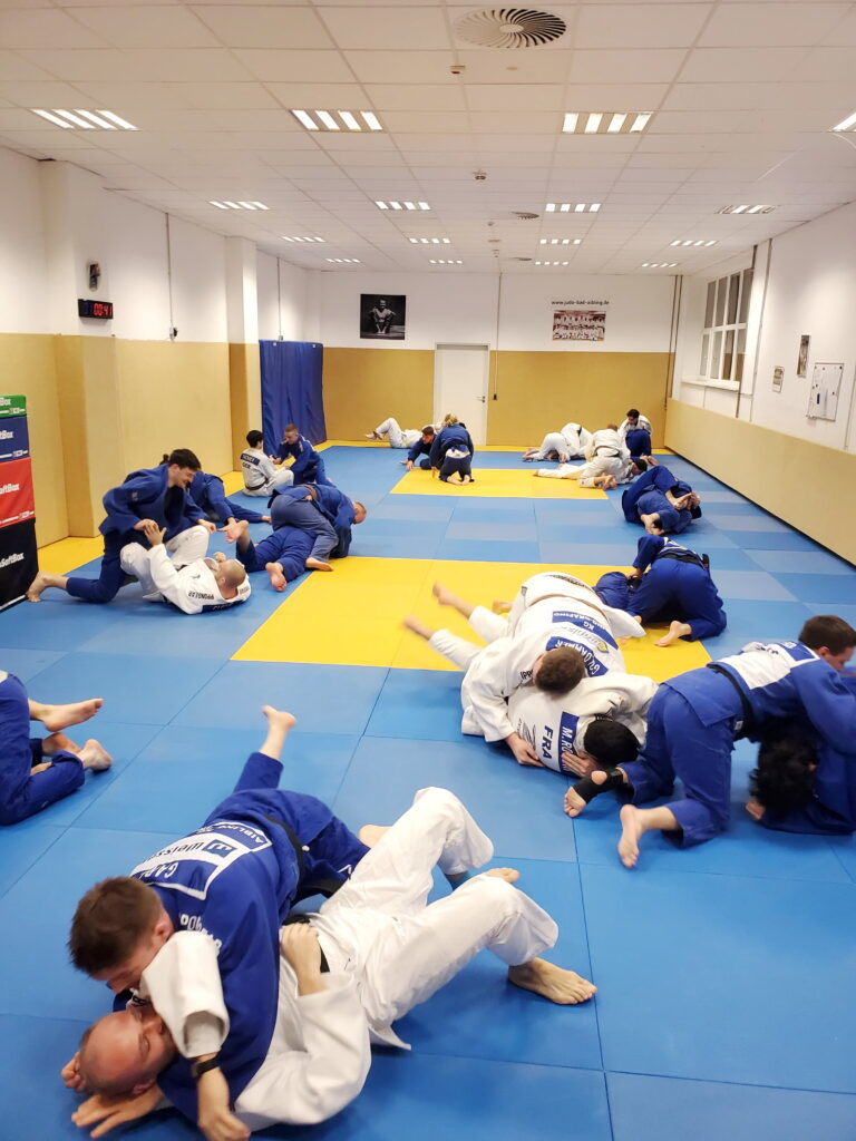 Judoka im Bodenkampf beim Training