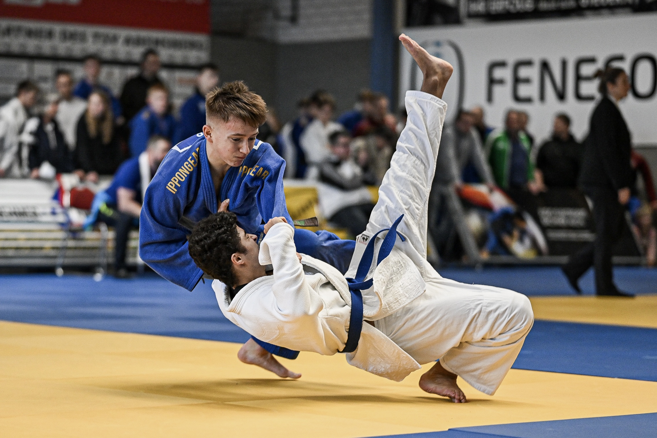 Fulminanter Fußwurf von Maxim Weisser (blau)