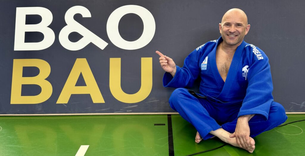 KSV-Vorstand Denis Weisser bedankt sich beim Sponsor B&O Bau