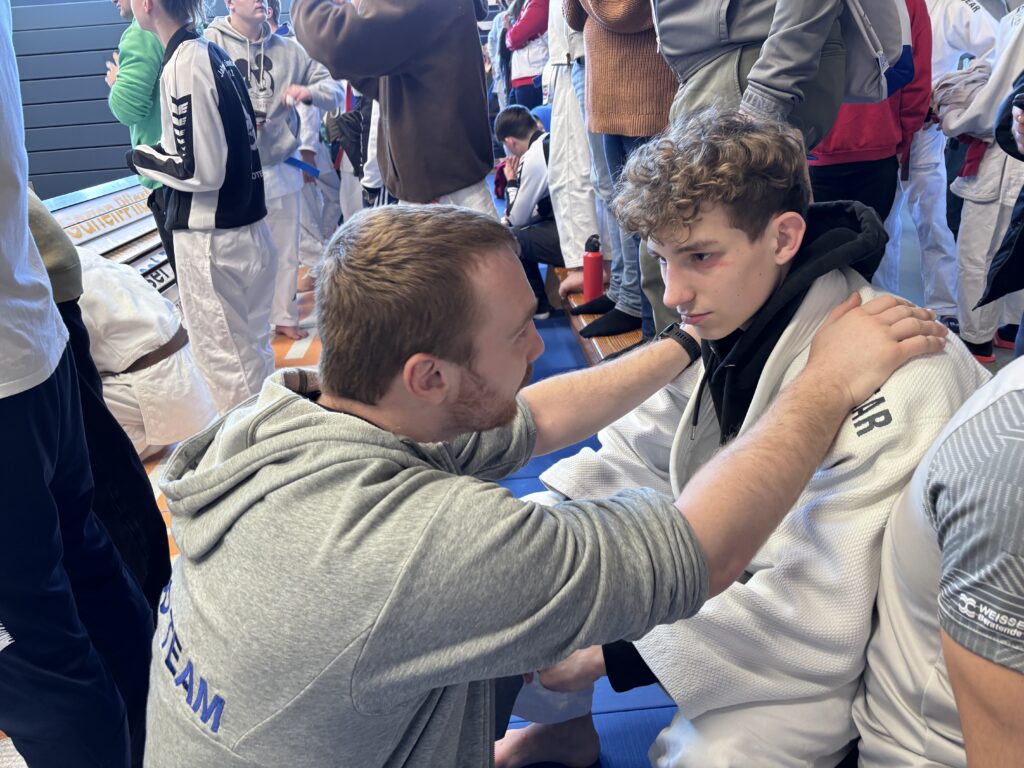 Maximilian Osterloher wird von Coach Philipp Ampletzer bestärkt