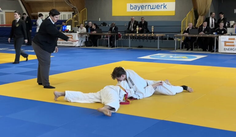 Maximilian Osterloher siegt mit einem Festhalter