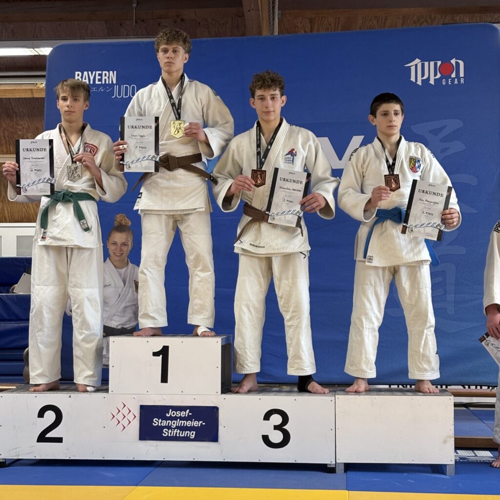 Maximilian Osterloher (2. v. R.) auf dem Siegertreppchen