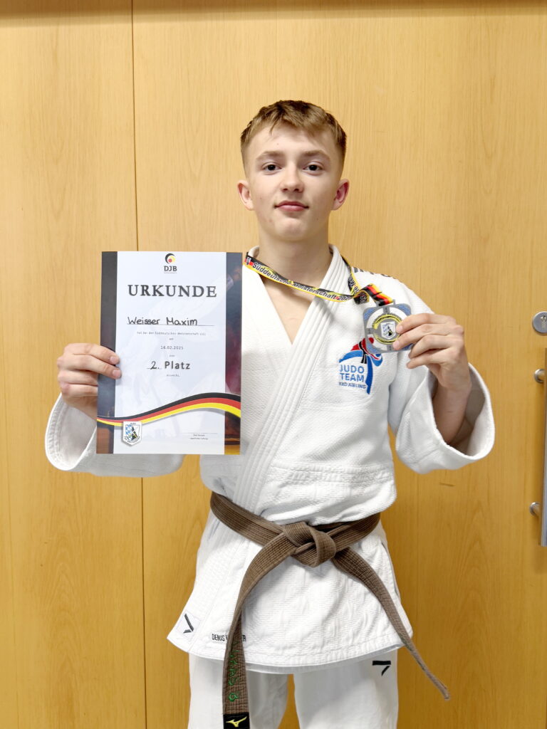 Maxim Weisser mit seiner Medaille und Urkunde als Süddeutscher Vizemeister