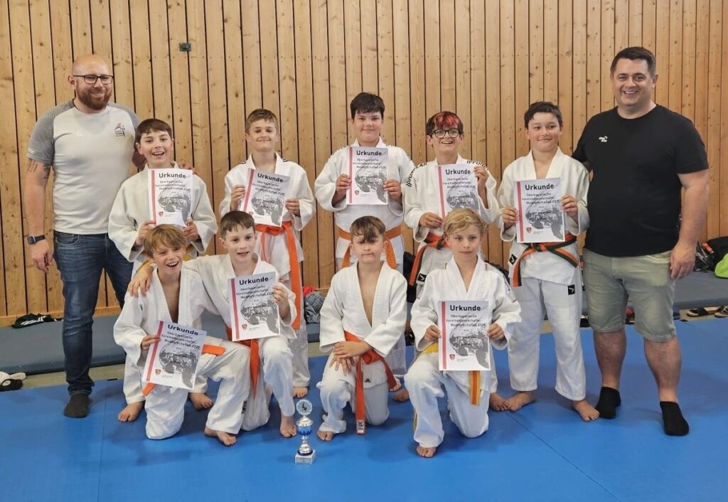 Das Team des KSV Bad Aibling auf Platz 3, links Trainer Tom Nowak, rechts Andi Dengler Das Team des KSV Bad Aibling auf Platz 3, links Trainer Tom Nowak, rechts Andi Dengler