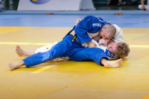 Robert Barwig siegt mit Haltegriff gegen Elis Bonitz - Foto Johannes Schmieg