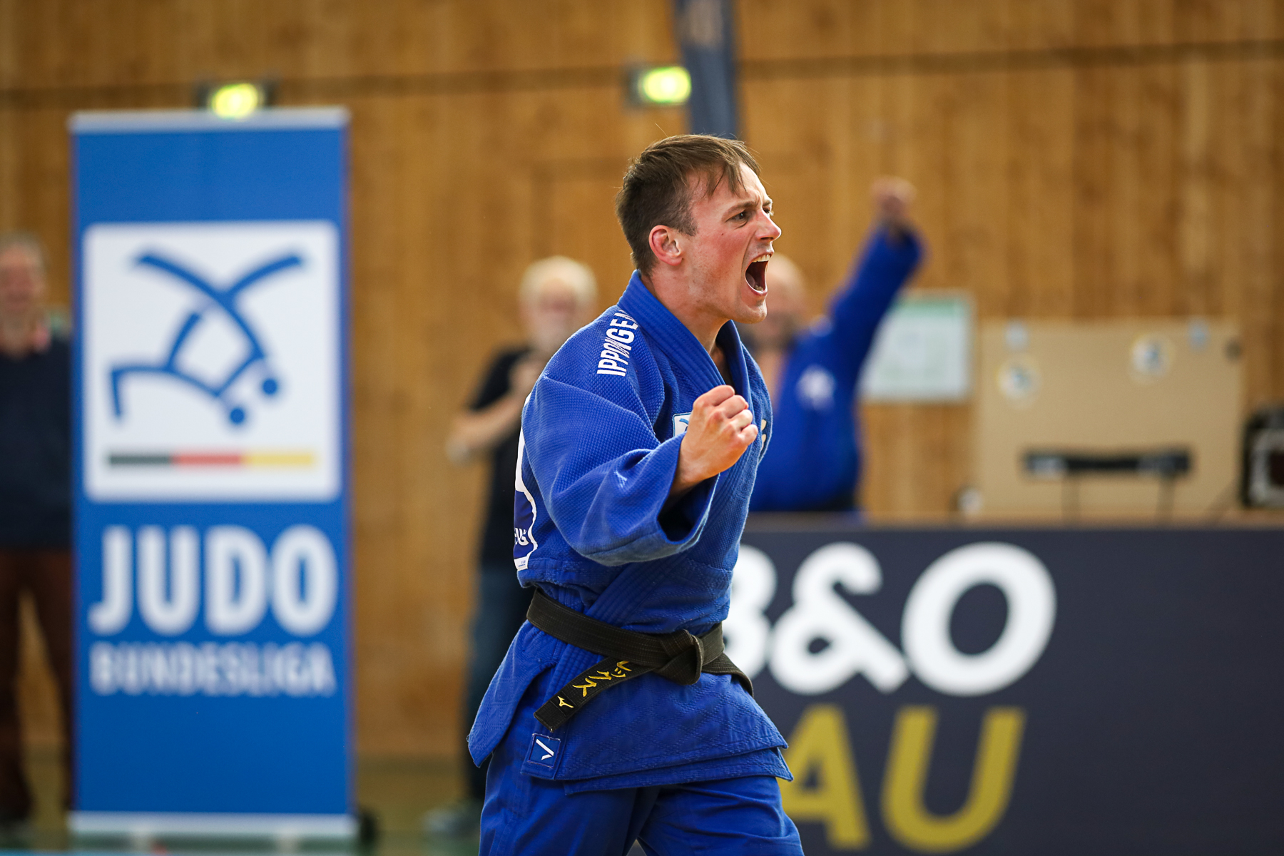 Alexander Klaus-Sternwieser freut sich über seinen Sieg gegen Matteo Gruber - Foto Stefan Krischke
