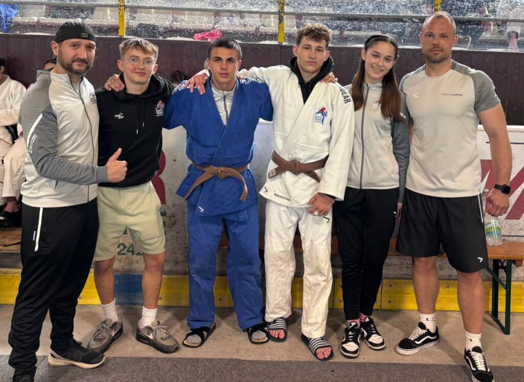 Die Judoka des KSV Bad Aibling mit den Betreuern Robert Buendowski, rechts und Florian Osterloher