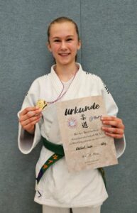 Luise Wachtel freut sich über die Goldmedaille