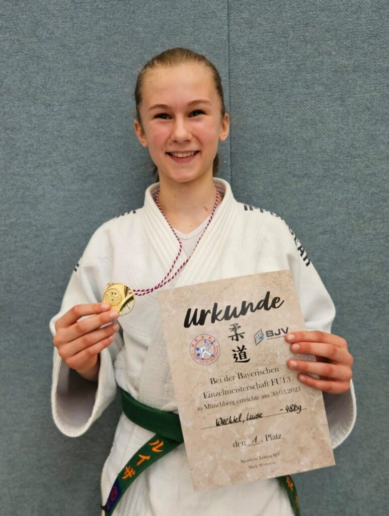 Luise Wachtel freut sich über die Goldmedaille