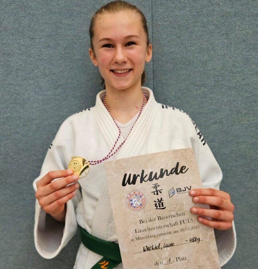 Luise Wachtel freut sich über die Goldmedaille
