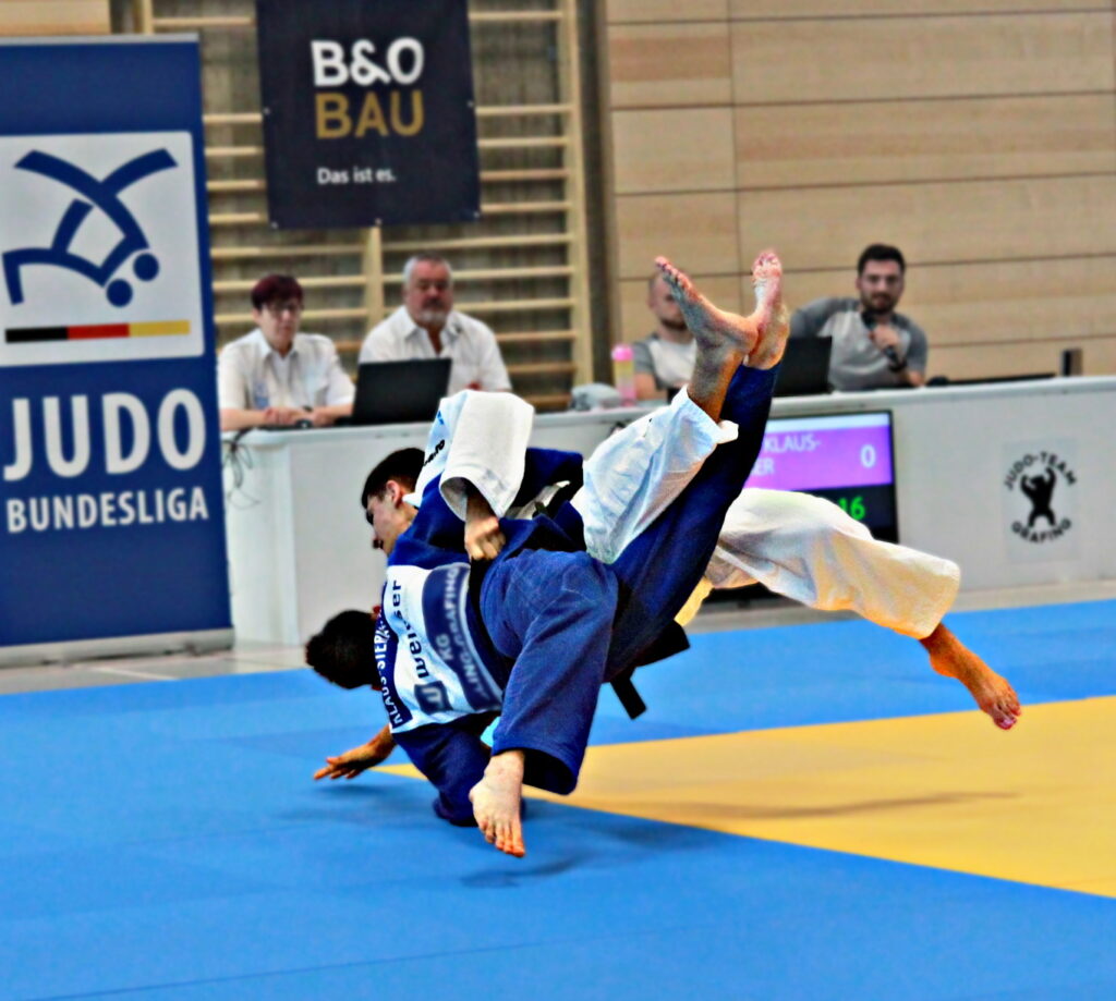 Spannende Partie - Alexander Klaus-Sternwieser, in blau gegen Felix Winter
