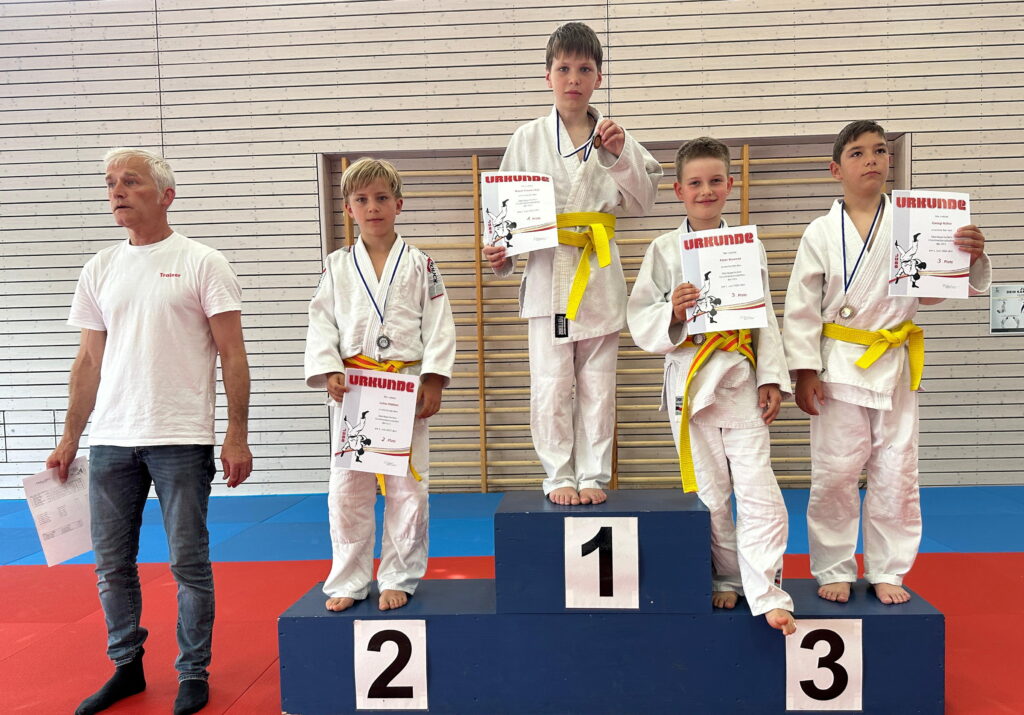 Lukas Horban auf Platz 2 und Peter Brunner, zweiter von rechts, auf Platz 3