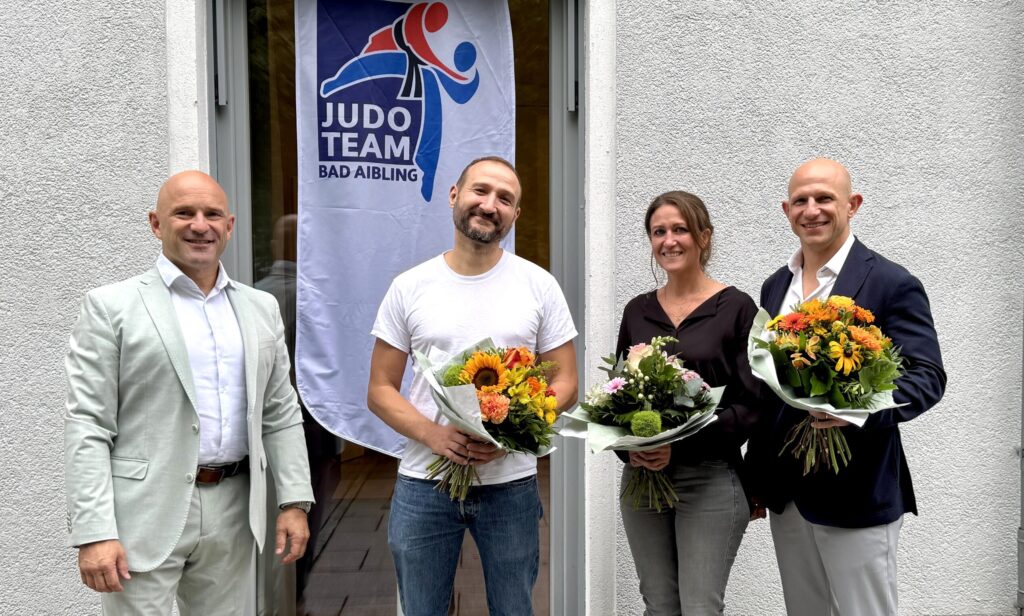 Denis Weisser, links, verabschiedet den Vorstand des Fördervereins - Florian Osterloher, Nicole Frey-Skrynecki und Florian Speigel, v. l.