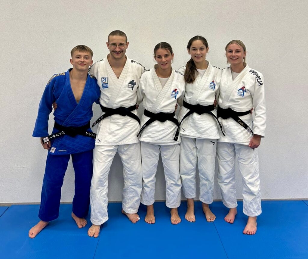 Maxim Weisser, Moritz Schmidtke, Sarah Filgertshofer, Maria Willibald und Esther Hanus, v. l., bestanden die Prüfung