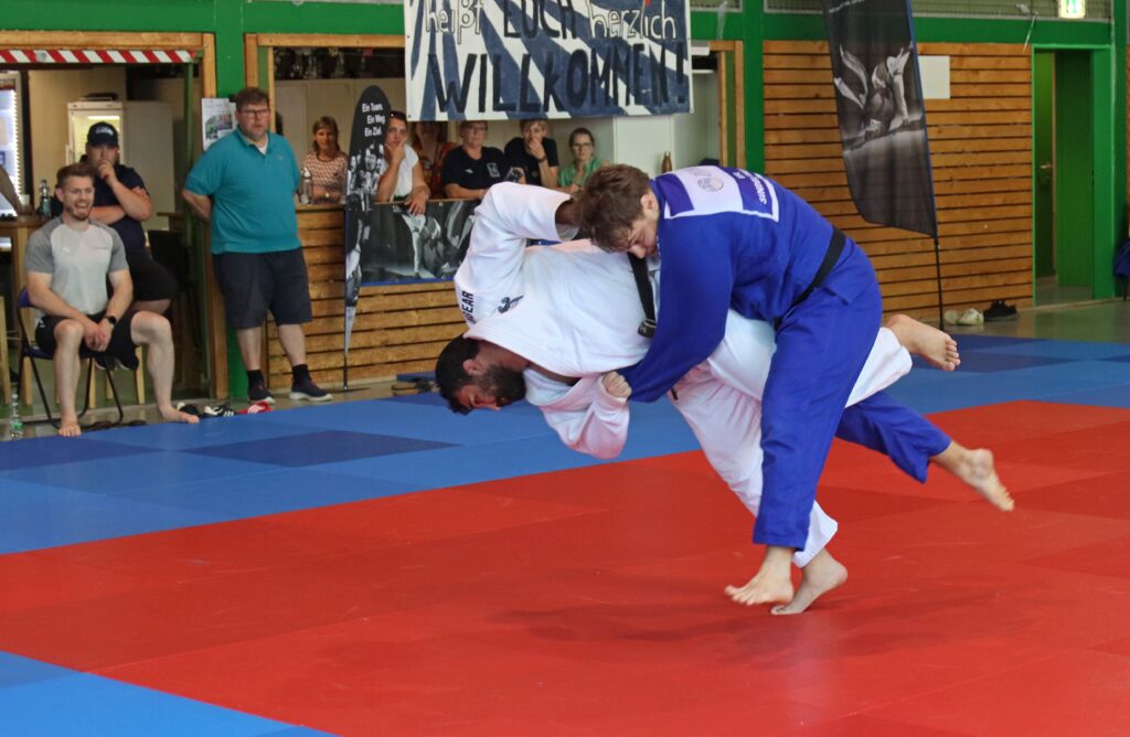 Mohamed-Montassar Rouahi, in weiss, gegen Felix Wagner, Bild von Paul Ampletzer