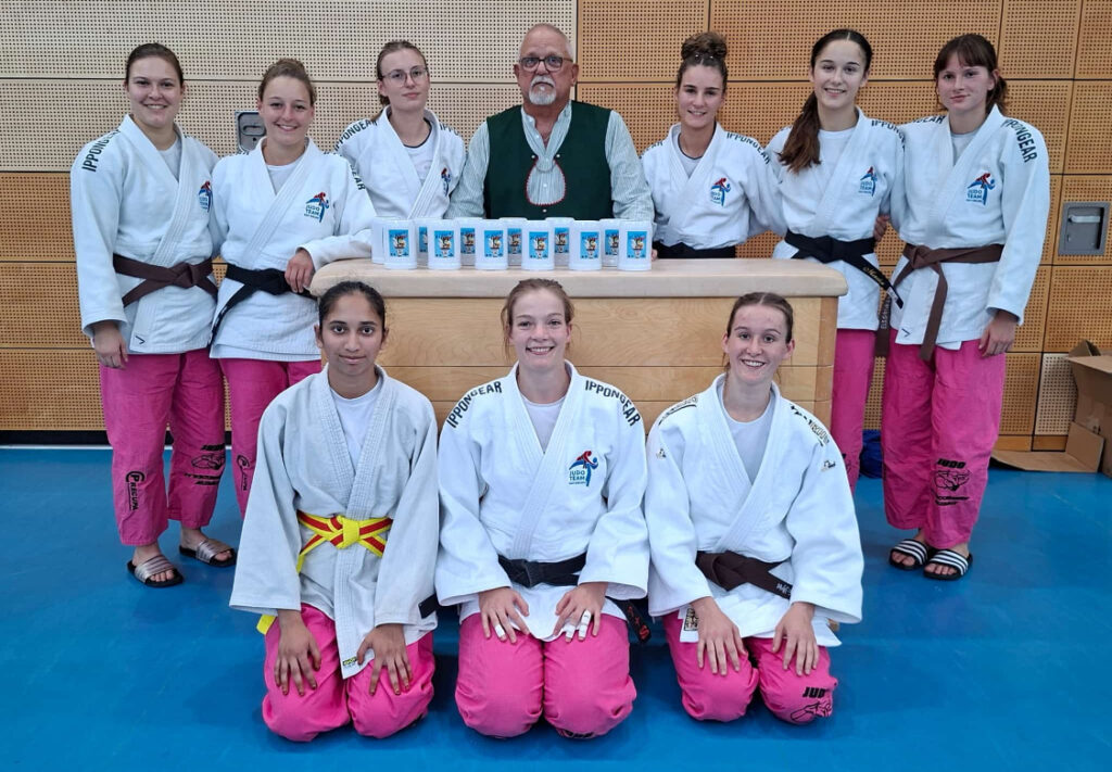 Wiesn-Pokal Sieger zum dritten Mal in Serie - in Bildmitte KSV-Judoka Georg Lamminger