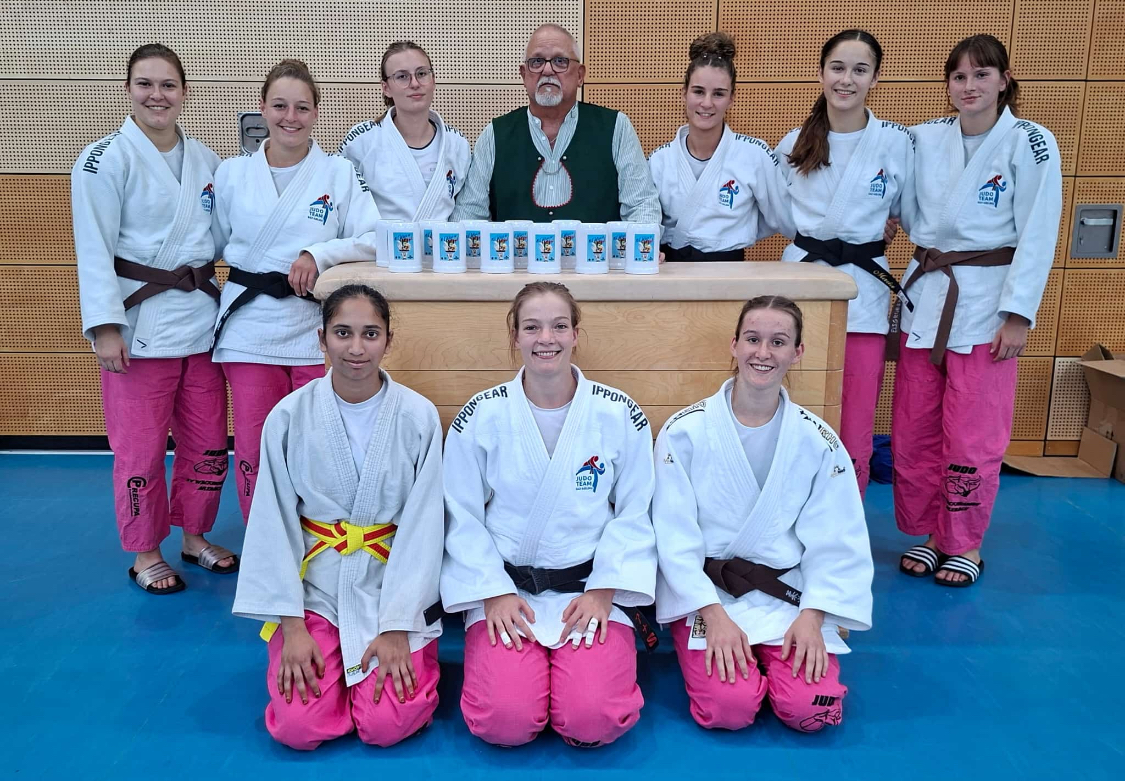 Wiesn-Pokal Sieger zum dritten Mal in Serie - in Bildmitte KSV-Judoka Georg Lamminger