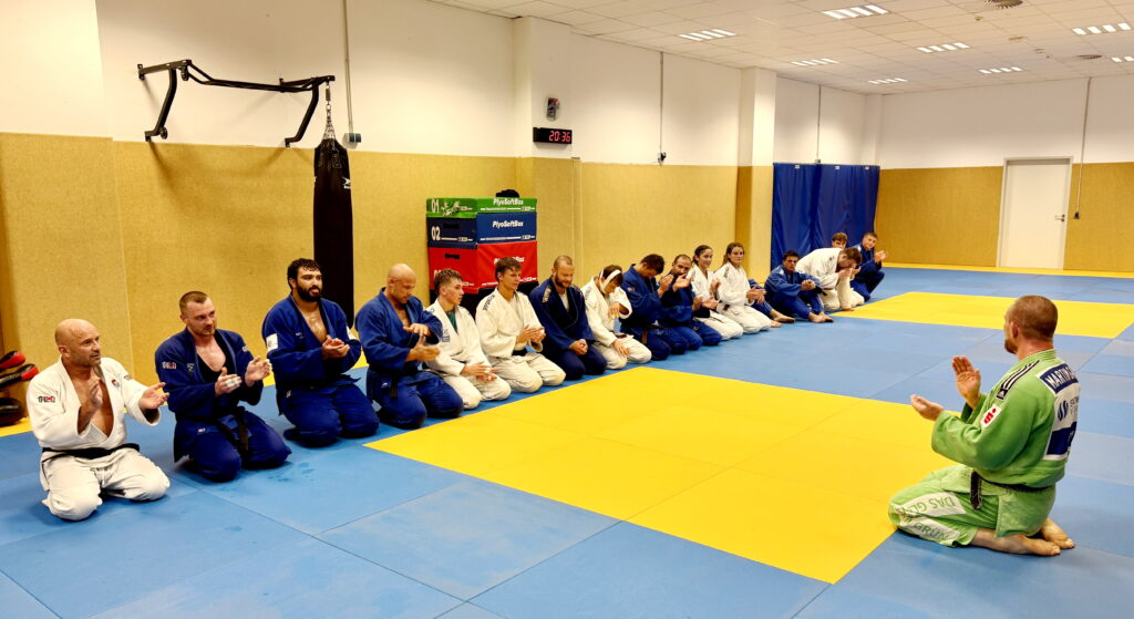 Trainer Martin Garic, rechts, lobt die Judoka