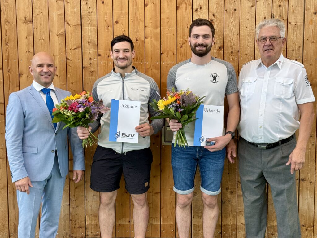 Valentin Larrasser, links und Jakob Kitzberger wurden geehrt, links Bezirksvorsitzender Denis Weisser und rechts Ludwig Tradler