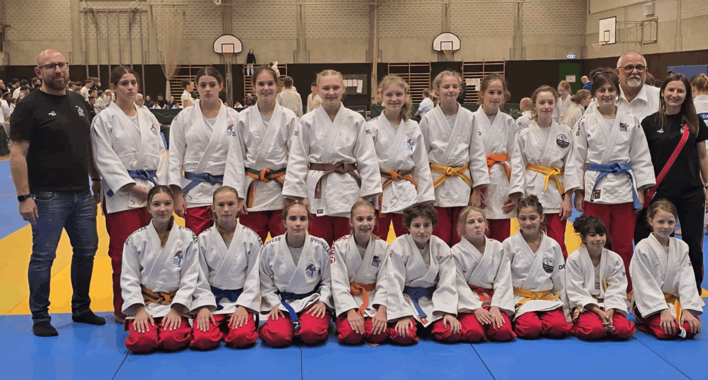 Das weibliche Aiblinger Jugendligateam mit den Trainern Anamaria Budiu, rechts und Thomas Nowak