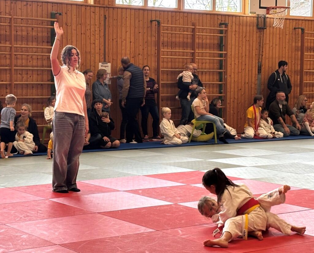 Louisa Nowak in Aktion - bei der Vergabe einer Wertung