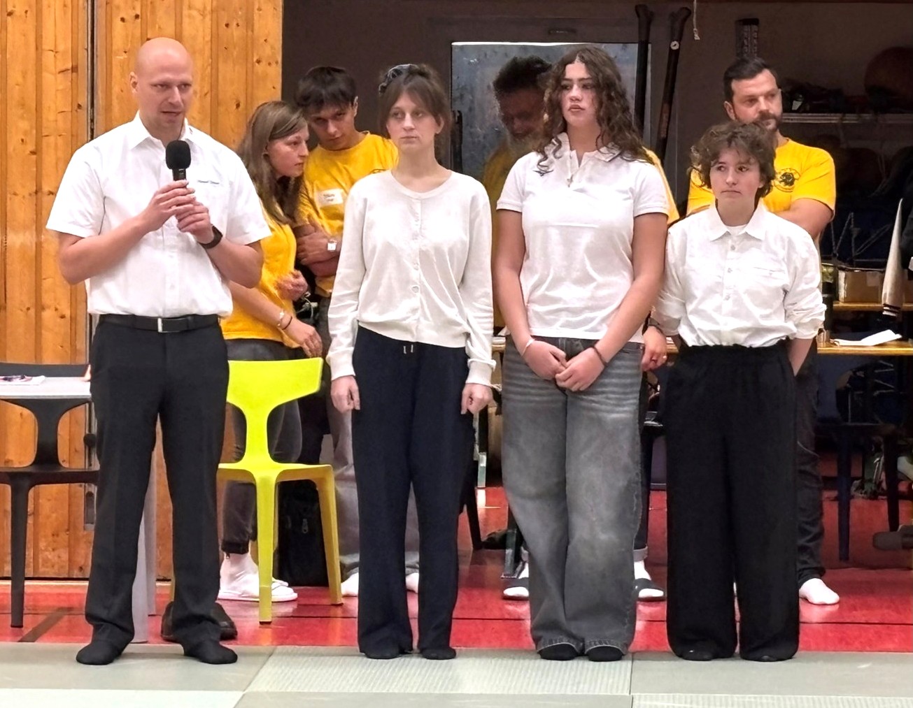 Manuel Sencar mit den neuen Kolleginnen - v. l. Regina Giss, Louisa Nowak und Ana-Maria Afrisinei