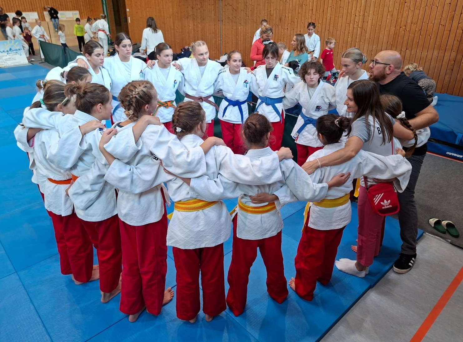 Letzte Instruktionen der Trainer für die Powergirls