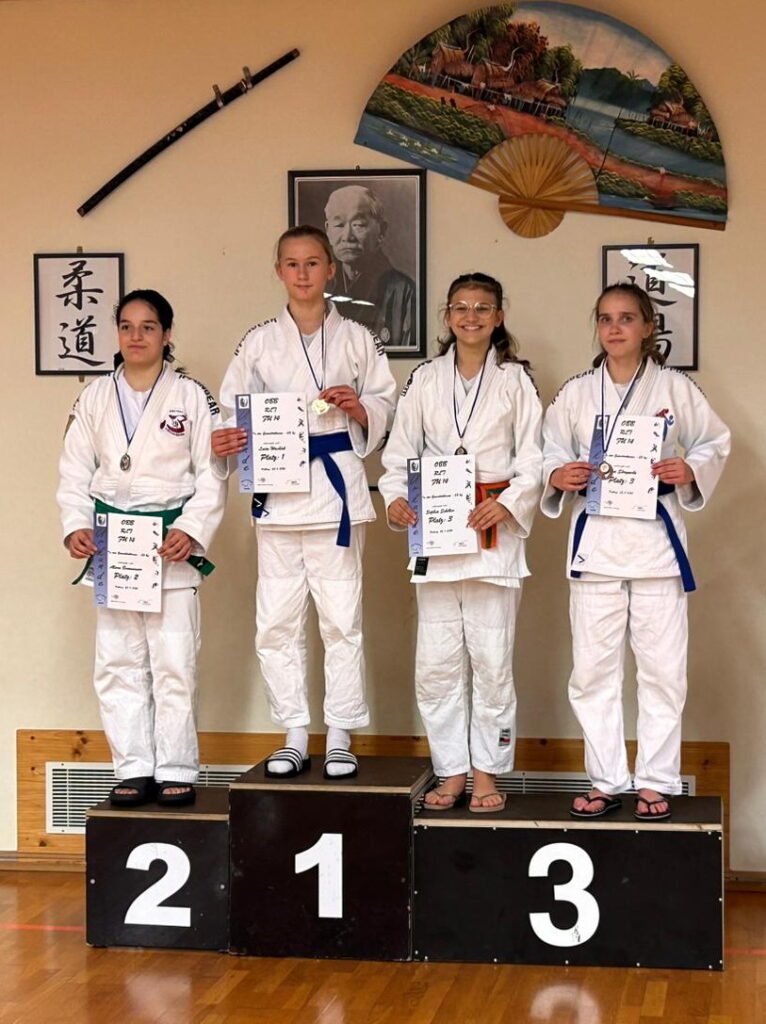 Luise Wachtel auf Platz 1, Nora Skrynecki, rechts, mit Bronze