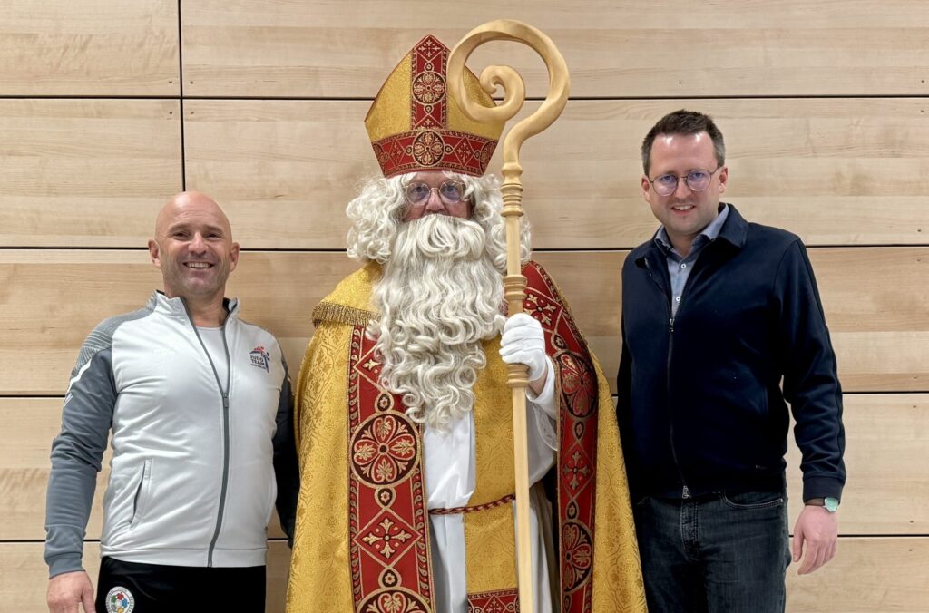 Bürgermeister Stephan Schlier,rechts mit dem Nikolaus und Denis Weisser