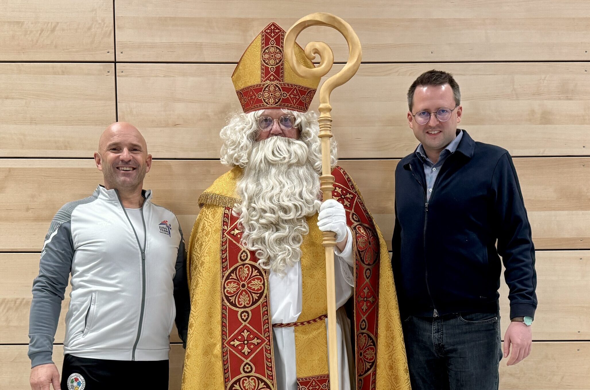Bürgermeister Stephan Schlier,rechts mit dem Nikolaus und Denis Weisser