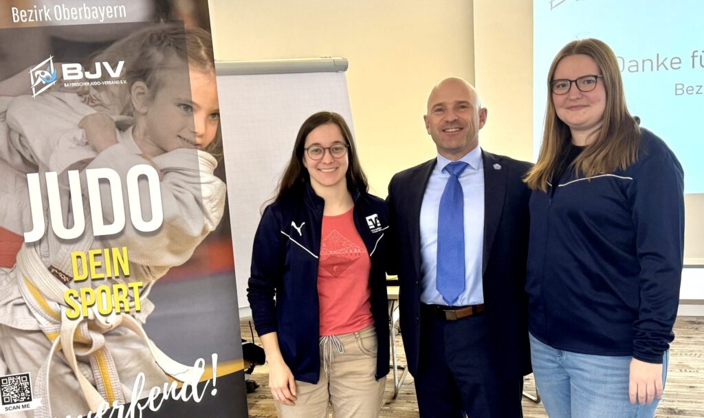 Die Jugendleiterinnen Hannah Kitzberger, rechts und Franziska Schaubmar mit Bezirksvorsitzendem Denis Weisser