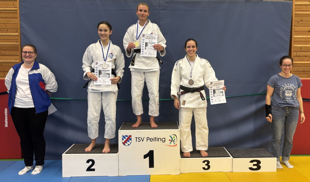 Esther Hanus ist Oberbayerische Judo-Meisterin, Maria Willibald, links, wird Zweite - Siegerehrung durch links Hannah Kitzberger und rechts Franziska Schaubmar