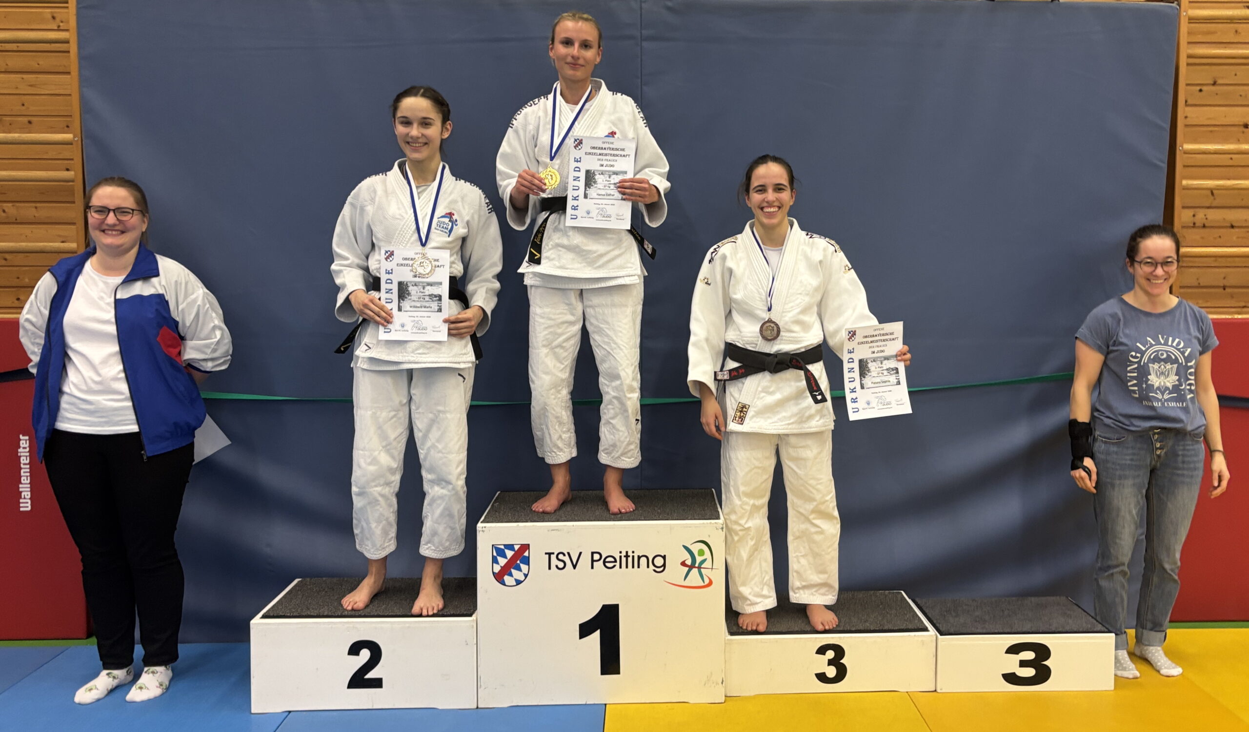 Esther Hanus ist Oberbayerische Judo-Meisterin, Maria Willibald, links, wird Zweite - Siegerehrung durch links Hannah Kitzberger und rechts Franziska Schaubmar