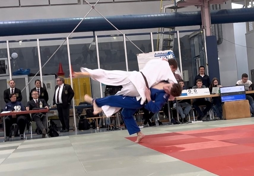 Maximilian Osterloher in blau wirft mit einem krachenden Ausheber