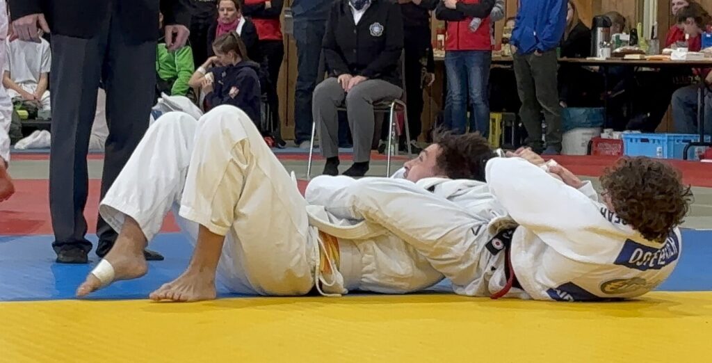 Maxi Osterloher gewinnt im Bodenkampf