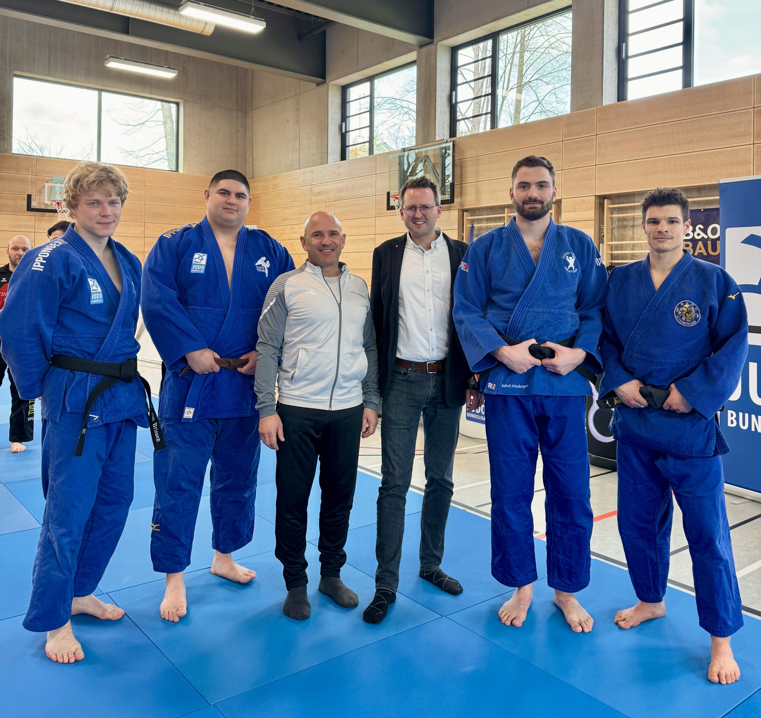 Bürgermeister Stephan Schlier, 3. v. rechts, m. d. Judoka E. v. Briesen, D. Messelberger, D. Weisser, J. Kitzberger u. R. Zehetmayr, v. l.