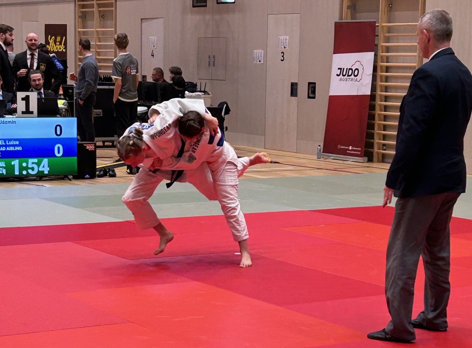 Luise Wachtel, links, mit einem schönen Wurfansatz