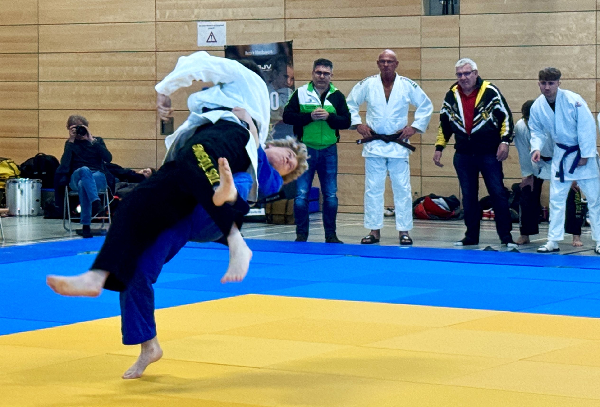 Eduard von Briesen, in blau, mit einer schönen Aushebetechnik