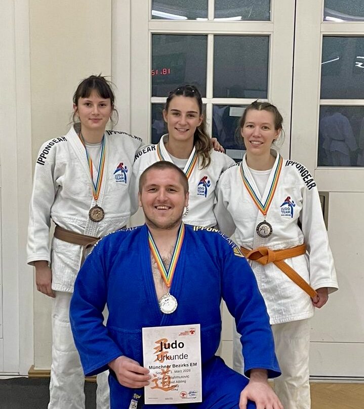 Medaillenquartett in München - d. Judoka d. KSV Bad Aibling - v. r. Margit Kloska, Sarah Filgertshofer, Marina Kempf - vorne Semir Mahmutinovic