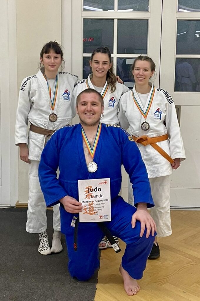 Medaillenquartett in München - d. Judoka d. KSV Bad Aibling - v. r. Margit Kloska, Sarah Filgertshofer, Marina Kempf - vorne Semir Mahmutinovic