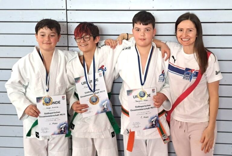 Freude über die Medaillen - Helge Kubitza, Florian Dengler und Benjamin Petter, von links, mit Trainerin Anamaria Budiu