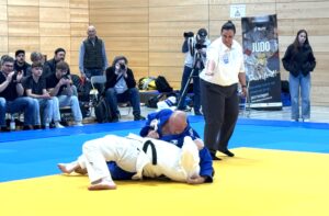 Robert Buendowski baut mit einer Festhaltetechnik die Führung aus