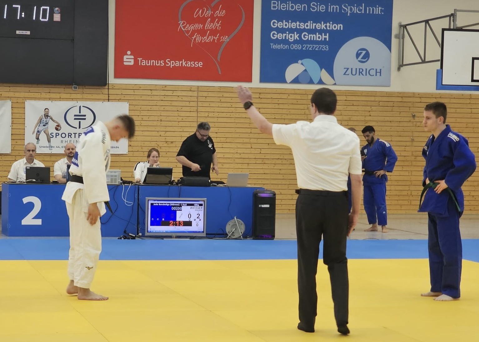 Holte den ersten Punkt - Maxim Weisser, links - Bild Frank Doetsch