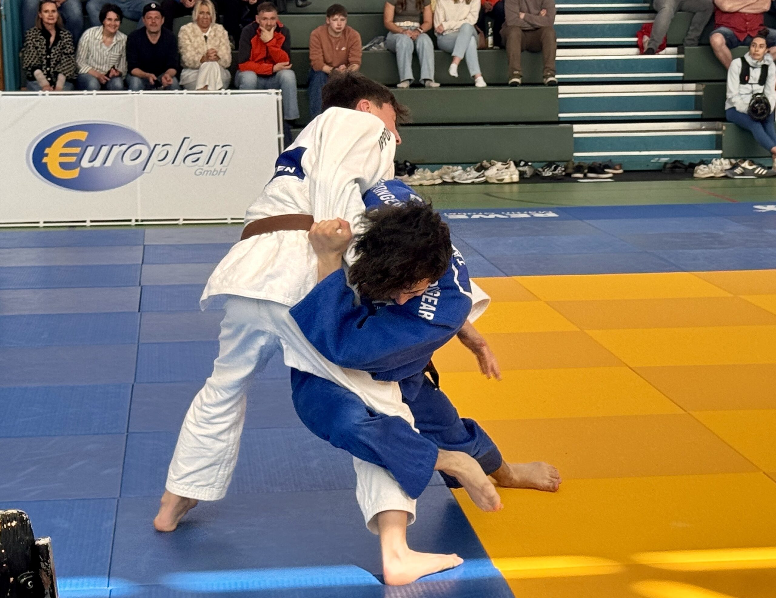 Mukhamed Takhaev mit einem schnellen Fußwurfansatz